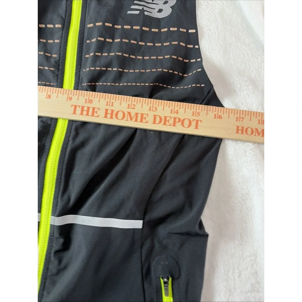 New Balance Beacon Vest (M) Black Athleisure Form Fitting Preppy Classic‎ Lines